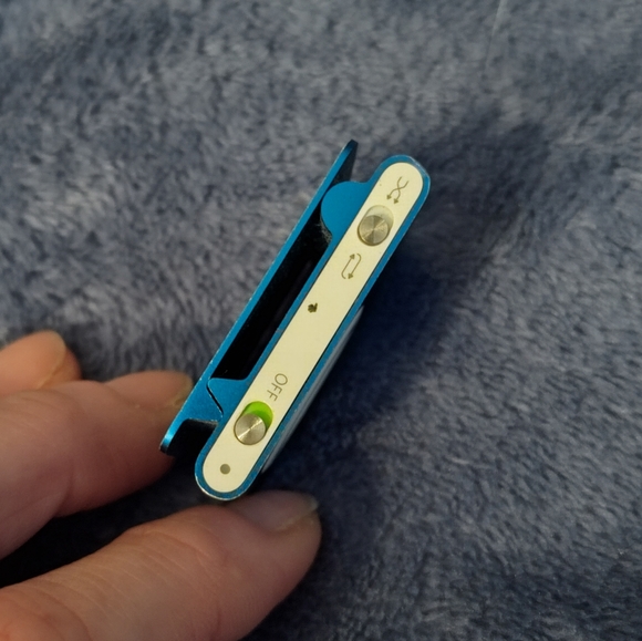 Vintage iPod Shuffle (NO Charger) - Picture 2 of 6